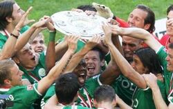 Alle wollen an die Schale greifen: Der VfL Wolfsburg ist neuer deutscher Meister.
FOTO: DPA