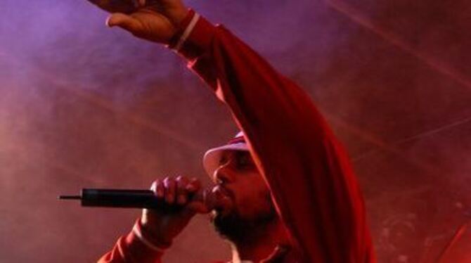 Zusammengekniffene Augen und lässige Gesten - Samy Deluxe in Tübingen.
FOTO: SCHREIER