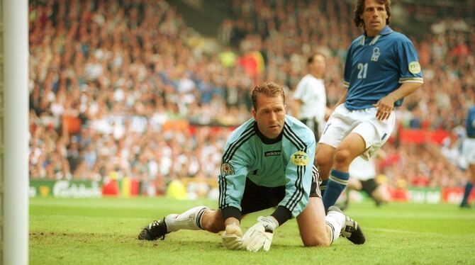 Andreas Köpke nervte 1996 als Torhüter der Deutschen beim 0:0 im Gruppenspiel gegen Italien nicht nur Gianfranco Zola. FOTO: WIT