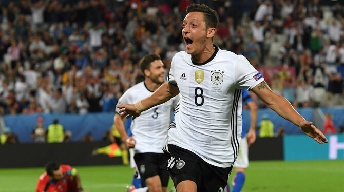 Mesut Özil erzielte das 1:0 für Deutschland. Mesut Özil erzielte das 1:0 für Deutschland.