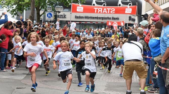 Die Bambini waren die ersten Läufer, die sich auf die Strecke machten. GEA-FOTO: PACHER