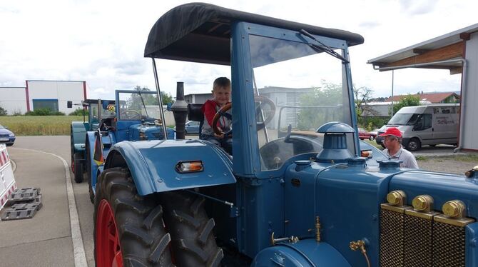 Männer und Motoren: der fünfjährige Luca im Lanz Bulldog. GEA-FOTO: DÖRR