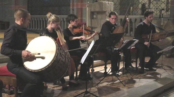 Das historische Ensemble mit Trommel, Gambe, Violine, Theorbe und Nyckelharpa in der Wolfgangskirche. GEA-FOTO: KNAUER