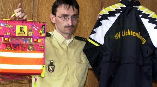Der Pressesprecher der Polizeidirektion Hof zeigt im Mai 2001 Vergleichsstücke des Schulranzens und der Jacke der Vermissten.