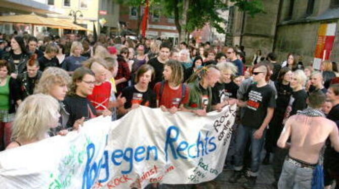 Gegen die Verharmlosung von Neonazis aller Art demonstrieren Reutlinger Jugendliche. GEA-FOTO: HD