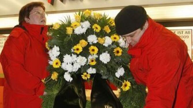 Einen Kranz legten am 12. Februar Mitglieder der Gewerkschaft Verdi vor dem Eingang des Hertie-Warenhauses in Essen-Borbeck nied