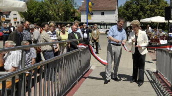 OB Barbara Bosch und Bezirksbürgermeister Keck gehen gemeinsam über die neue Fußgängerbrücke. FOTO: NIETHAMMER