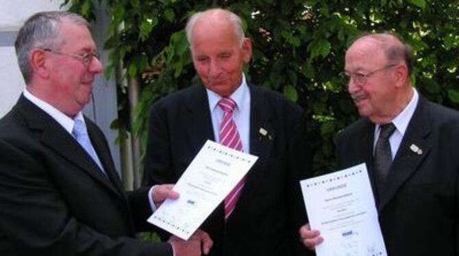 Willi Dumendiak gratuliert Gerhard Knoblich und Richard Kehrer (von links) zu ihrer 60-jährigen Mitgliedschaft.  
FOTO: RAW