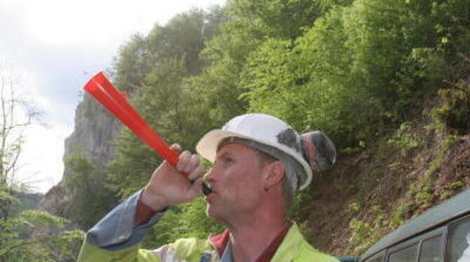 Sprengmeister Jörg Nickel warnt kurz bevor's am Wittlinger Felsen knallt mit einem Signalhorn. GEA-FOTO: FINK