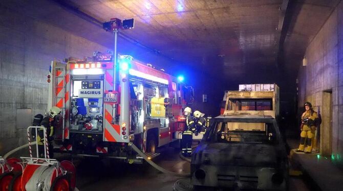 Die Reutlinger Feuerwehr trainierte in der Schweiz den Einsatz im Tunnel. FOTO: FEUERWEHR