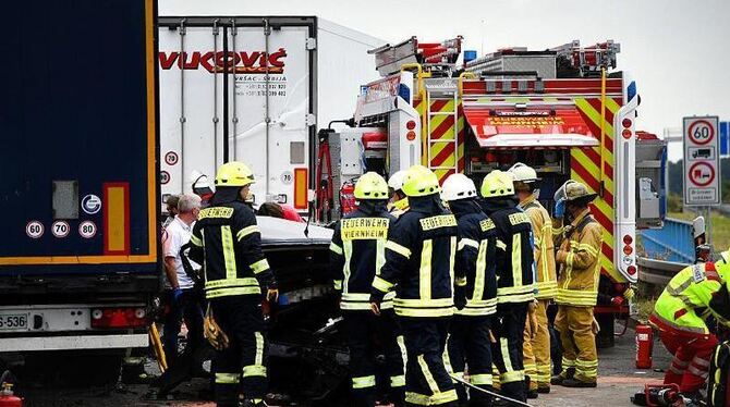 Feuerwehrleute sichern am 04.07.2016 auf der Autobahn 6 bei Mannheim Sandhofen eine Unfallstelle. Foto: Rene Priebe