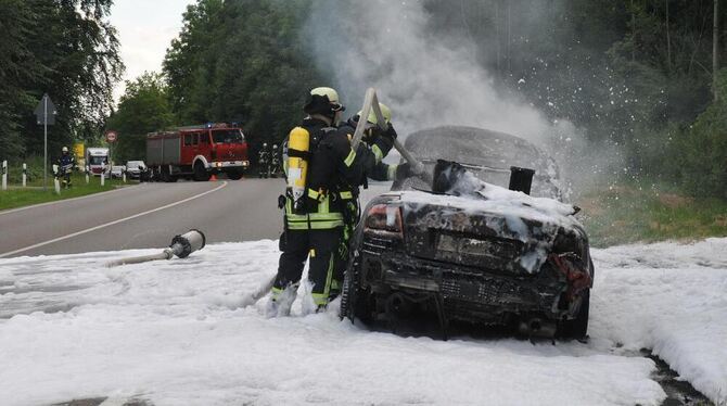 Cabrio in Flammen: Die B 27 bei Bad Sebastiansweiler war voll gesperrt. GEA-FOTO: MEYER