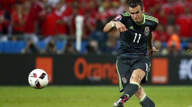 Gareth Bale hat auch mit einem Freistoß keinen Torerfolg. Foto: Ian Langsdon