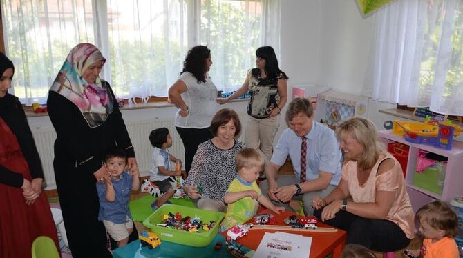 Hilal und Ayse Özdemir (von links) freuen sich über den Besuch von Anne Mack (Geschäftsführerin Tagesmütter Reutlingen), Bürgerm
