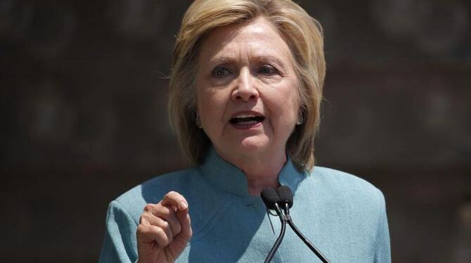 Hillary Clinton hatte als frühere Außenministerin auch dienstliche E-Mails über private Server und Geräte abgewickelt. Die re