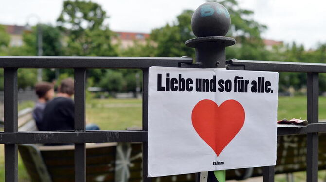 Unter dem Pseudonym Barbara hat eine Künstlerin am Boxhagener Platz in Berlin zahlreiche Plakate mit Sprüchen angebracht.