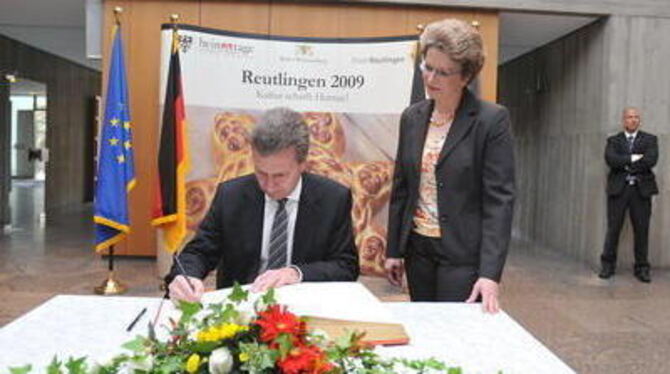 Ministerpräsident Günther Oettinger trägt sich in das Goldene Buch der Stadt Reutlingen ein. FOTO: TRINKHAUS