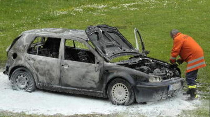 Beim Brand dieses Fahrzeugs starb beim Sportgelände in Kirchentellinsfurt der 63-jährige Dieter Fischer. FOTO: NIETHAMMER