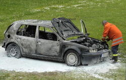 Beim Brand dieses Fahrzeugs starb beim Sportgelände in Kirchentellinsfurt der 63-jährige Dieter Fischer. FOTO: NIETHAMMER