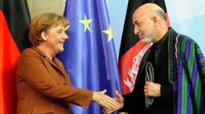 Bundeskanzlerin Angela Merkel (CDU) und der Präsident Afghanistans, Hamid Karsai, im Bundeskanzleramt in Berlin.
FOTO: DPA