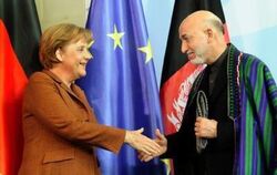 Bundeskanzlerin Angela Merkel (CDU) und der Präsident Afghanistans, Hamid Karsai, im Bundeskanzleramt in Berlin.
FOTO: DPA