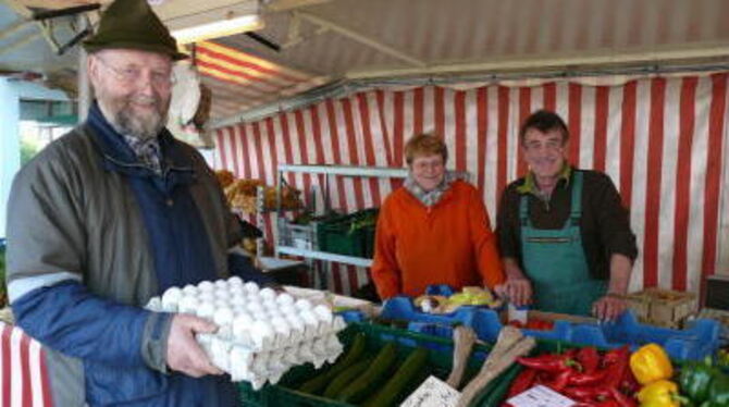 Karl-Hans Walker (links) sowie Johanna und Hans Arnold sind auf dem Wochenmarkt in Pliezhausen schon jahrelang mit ihrem Warenan