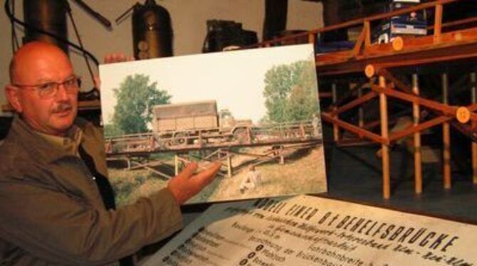 Günter Eissler vor dem Modell einer Behelfsbrücke und einem Foto davon.
FOTO: WEBER
