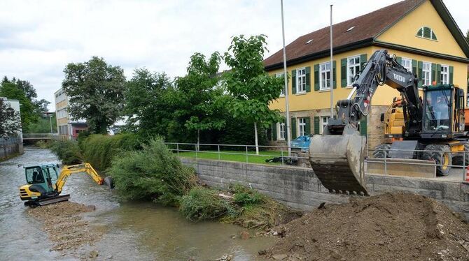 Weg mit Kies und Geröll: Die Stadt hat die Echaz nach dem Hochwasser ausbaggern lassen.  FOTO: NIETHAMMER