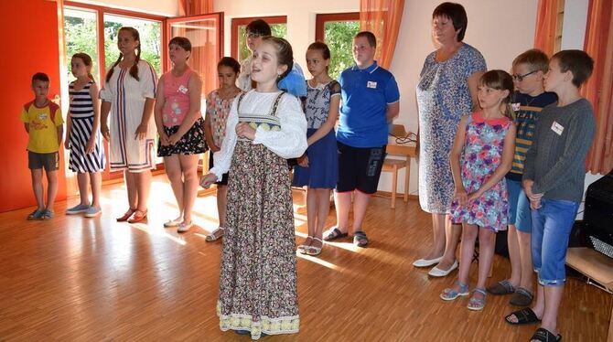 Gute Stimmung bei der Willkommensfeier: Als Gastgeschenk hatten die Kinder aus Kursk das Lied "Ferienzeit, das ist die beste Zei