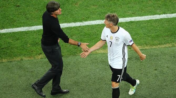 Joachim Löw und Bastian Schweinsteiger nach dem bitteren Halbfinale-Aus.