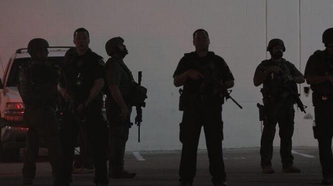 Höchste Anspannung: Schwer bewaffnete Polizisten patrouillieren nach den Todesschüssen in Dallas. Foto: Ralph Lauer