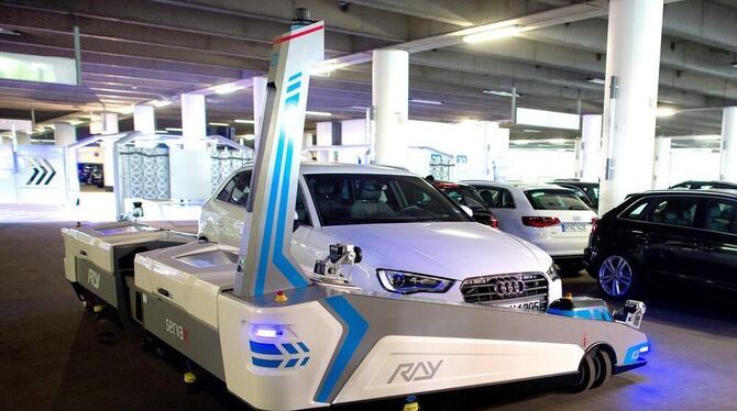 Der Park-Roboter »Ray« befördert in Düsseldorf ein Auto.