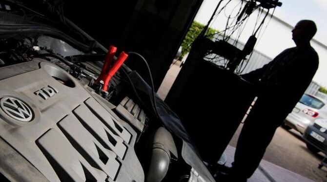 Software-Update bei einem Golf mit 2,0-Liter-Dieselmotor: Die Zahl der juristischen Baustellen bei Volkswagen wächst, und dam Software-Update bei einem Golf mit 2,0-Liter-Dieselmotor: Die Zahl der juristischen Baustellen bei Volkswagen wächst, und dam