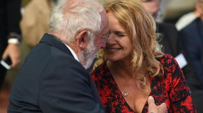 Der Schauspieler Dieter Hallervorden und seine neue Partnerin Christiane Zander. Foto: Britta Pedersen