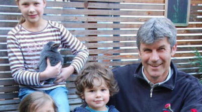 Mehr Zeit will der scheidende Gemeinderat Hans-Jürgen Müller künftig mit seinen Enkeln Lilly (6), Luisa (8) und Leo (knapp 2) im