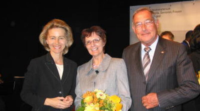 Bundesfamilienministerin Ursula von der Leyen (links) verlieh in Berlin den Helene-Weber-Preis an die Pfullinger Gemeinde- und K