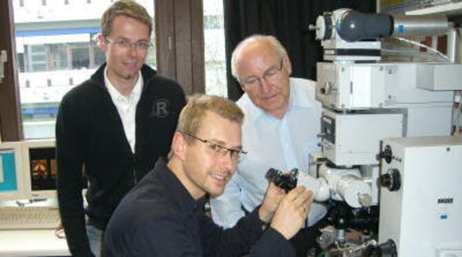 Dringen mit Lichtstrahlen bis in den Nanobereich vor: Karsten Rebner (vorn am Nahfeldmikroskop), dahinter Edwin Ostertag und Pro