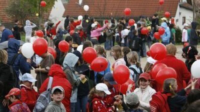 300 Ballone steigen am Sonntag in den Himmel über Kleinengstingen.  FOTO: LEIPPERT