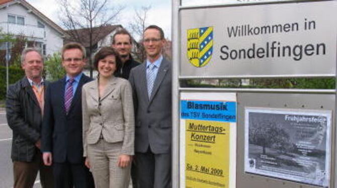 Freuen sich über die schmucken neuen Ortstafeln (von links): Bezirksbürgermeister Werner Schenk, Marcel Bonnet (Kreissparkasse),