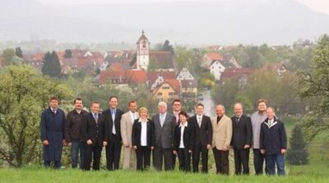 Die Kandidaten auf der CDU-Liste vor Nehrener Kulisse.  FOTO: PR