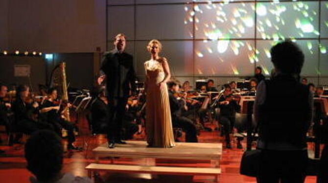 Die beiden Sänger beim Puccini-Duett vor elektronischen Sternschnuppen. GEA-FOTO: KNAUER