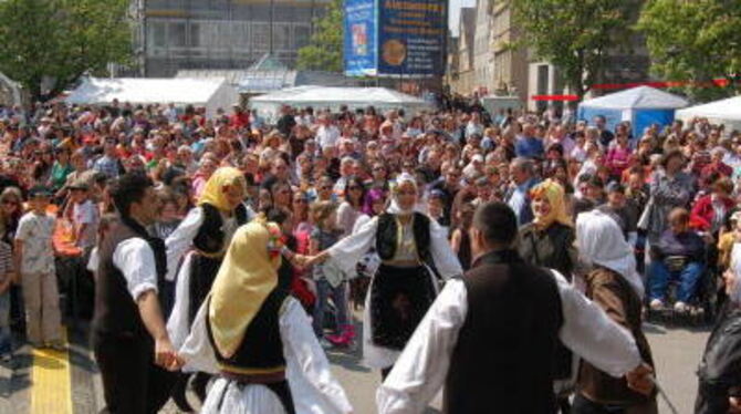 Ausgelassen nach dem politischen Ernst: Ein Folkloretanz des serbischen Vereins bewegt die Besucher. FOTO: PFISTERER