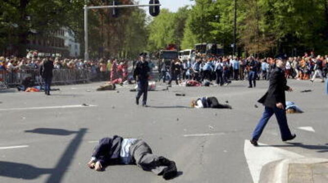 Verletzte liegen auf der Straße nachdem ein Auto in die Zuschauer einer königlichen Parade gerast ist. FOTO: DPA