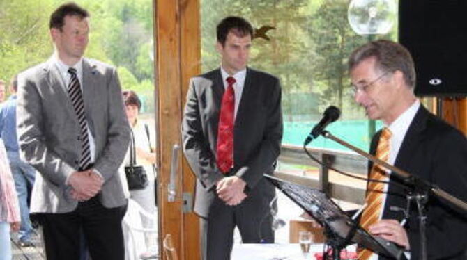 Eberhard Geiger bei seiner Festansprache mit den Gratulanten Alexander Schweizer (links) und WTB-Vertreter Ronald Maack.  FOTO: