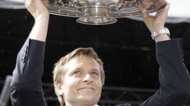 Sein größter Augenblick als Manager: Horst Heldt mit der Meisterschale 2007.
FOTO: DPA