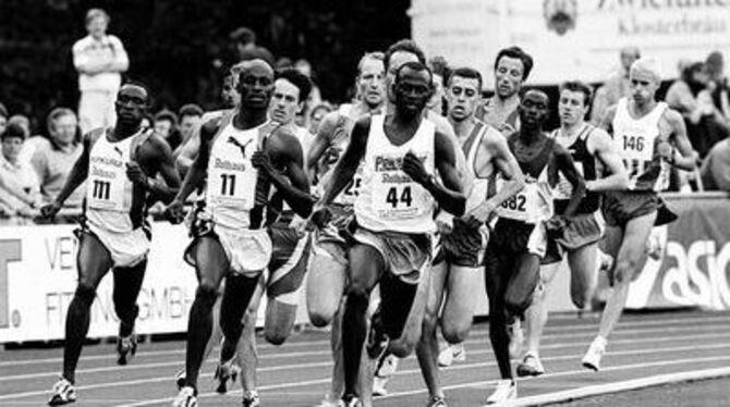 Weltklasse im Jahr 2000 in Pliezhausen: Junioren-Weltrekordler Benjamin Kipkirui (links, Nummer 111) und der weltbeste 800-Meter