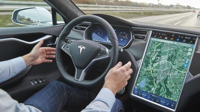 Tesla-Chef Elon Musk verteidigt das Fahrassistenz-System »Autopilot« seiner E-Autos. Auch, wenn die Technik - wie hier im Tes