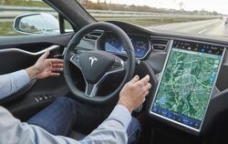 Tesla-Chef Elon Musk verteidigt das Fahrassistenz-System «Autopilot» seiner E-Autos. Auch, wenn die Technik - wie hier im Tes
