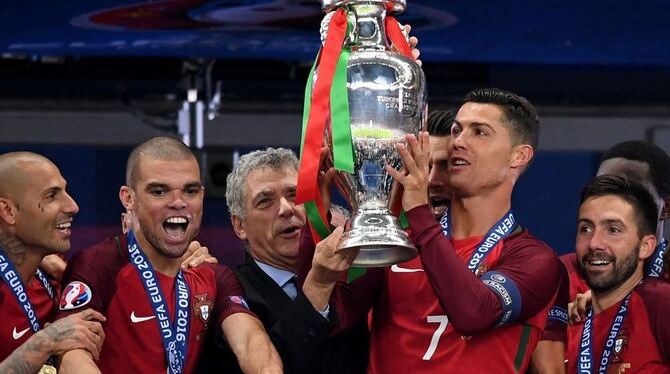 Cristiano Ronaldo wollte den großen Silberpokal gar nicht mehr hergeben