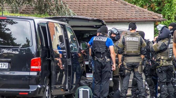 Polizisten eines Spezialeinsatzkommandos laufen in Stuttgart zum Einsatzort.